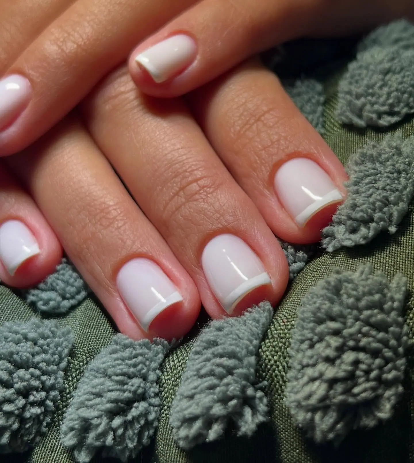 French manucure blanche classique sur ongles naturels