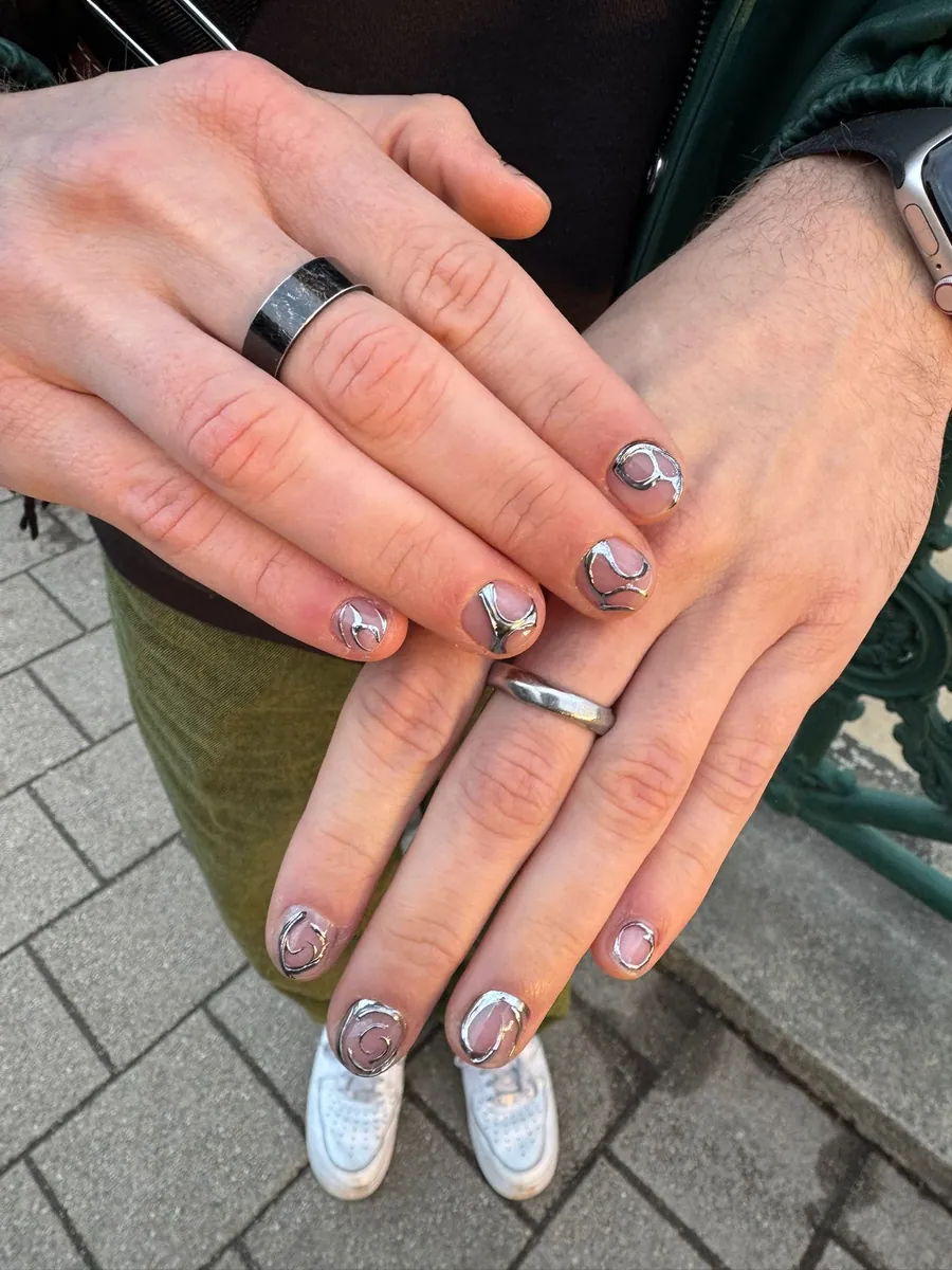 Manucure homme : nail art chrome argenté effet métal liquide sur ongles courts