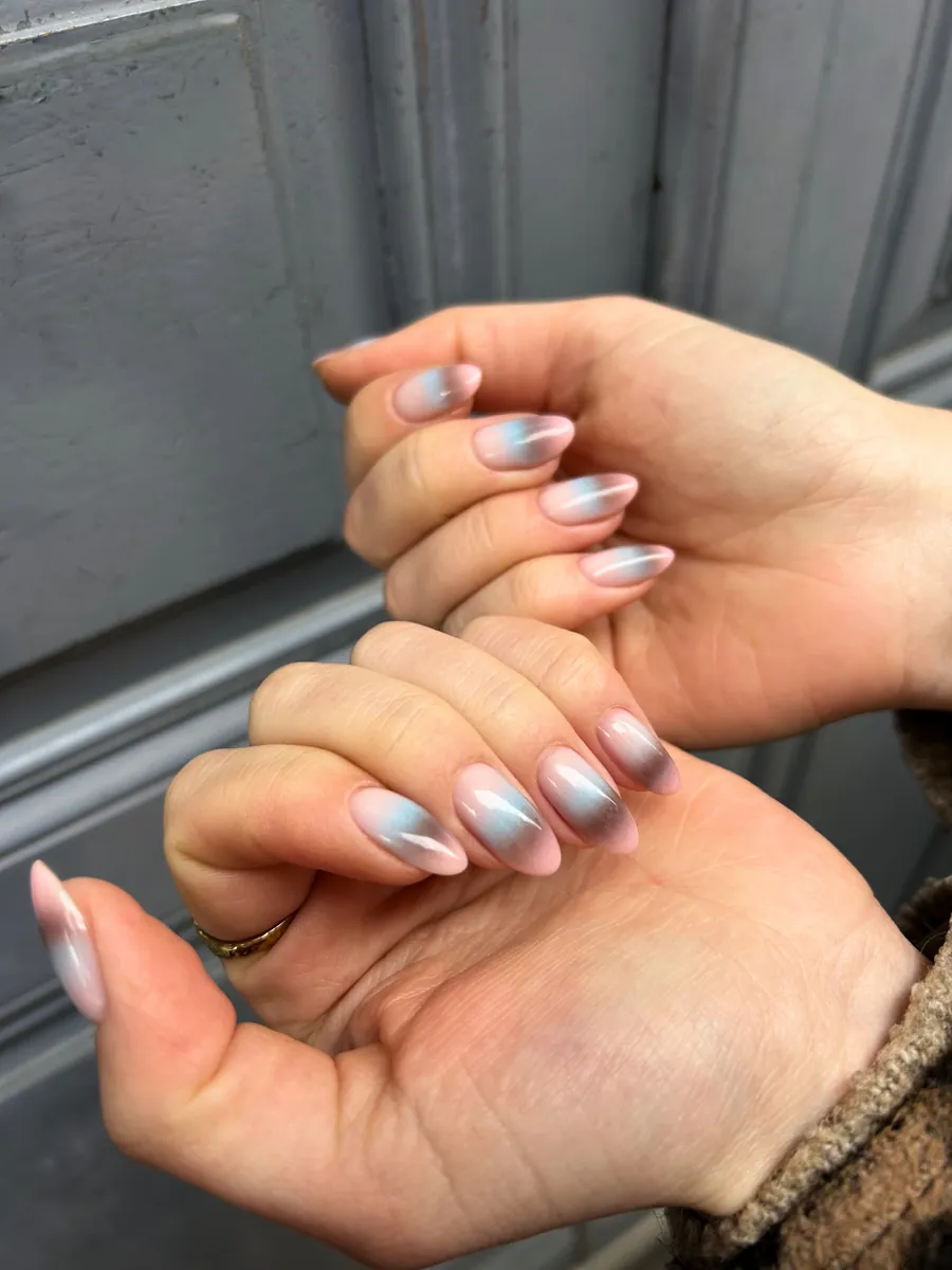 Ongles en amande effet aura pastel rose et bleu