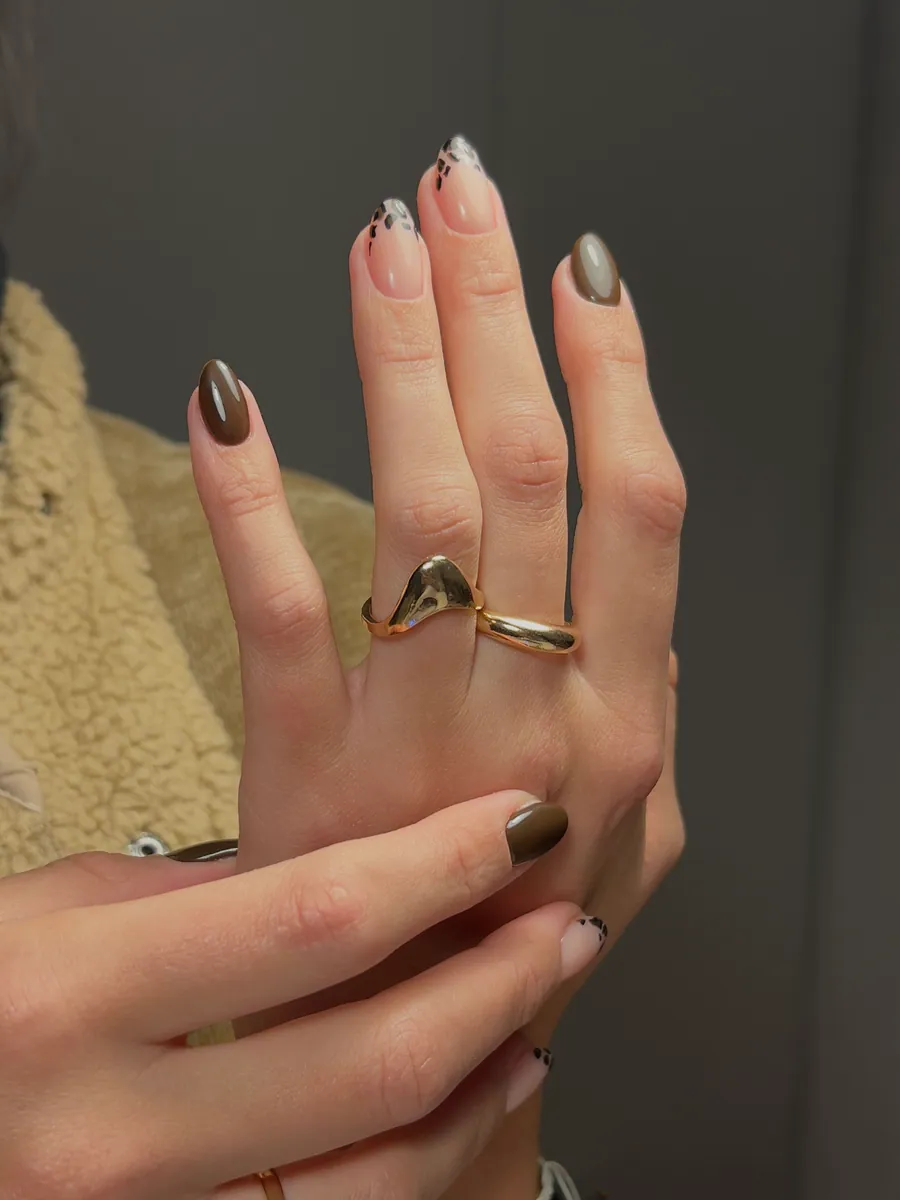 Ongles courts marron glacé avec french léopard noir et blanc
