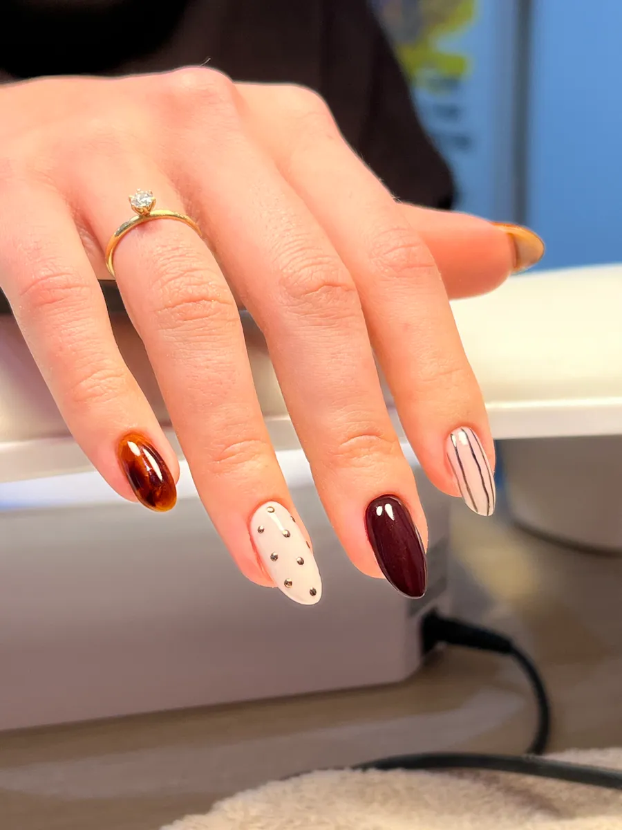 Pose gel automne : ongles amande bruns, bordeaux et blancs à pois