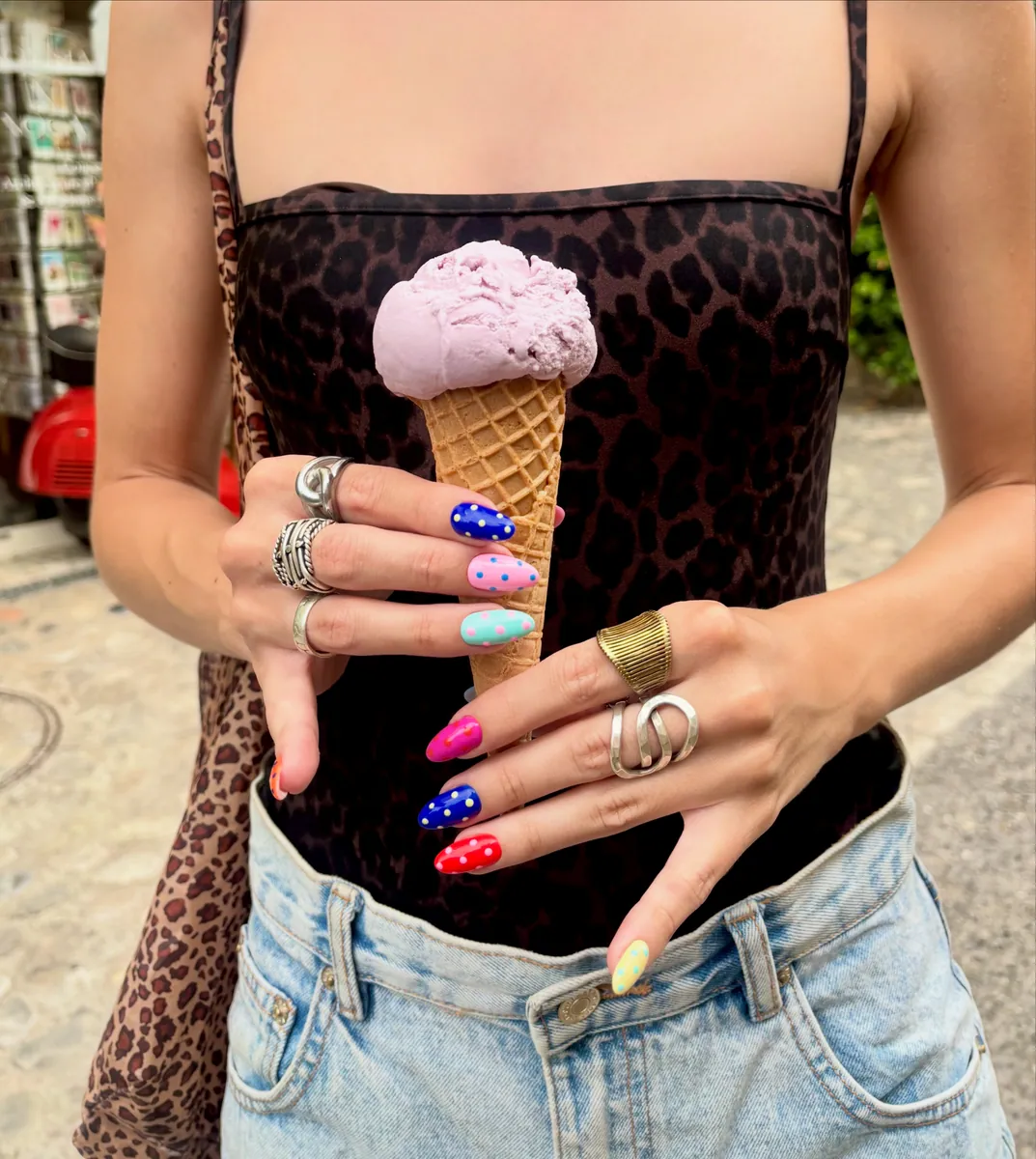 Ongles à pois multicolores, ambiance estivale colorée
