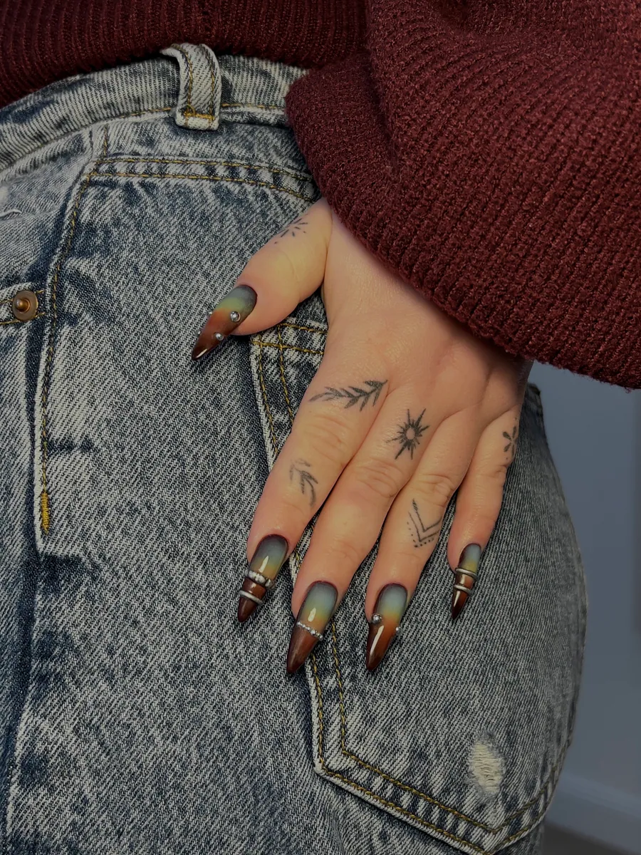 Ongles longs bordeaux foncé avec nail art doré